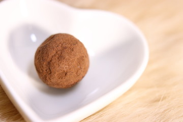 白いハートの器にトリュフチョコレート