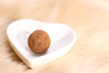 白いハートの器にトリュフチョコレート