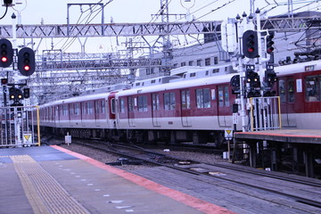 Obraz premium Pociąg kursujący w Japonii. Pociąg Kintetsu