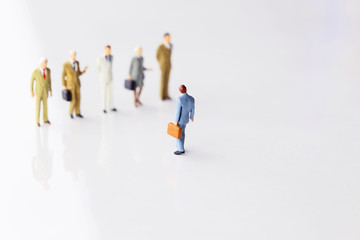 ５人と対峙するビジネスマンとコピースペース