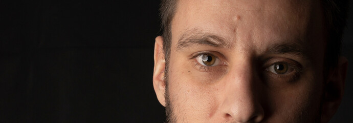 Obraz premium Closeup von einem männlichen Gesicht mit Bart