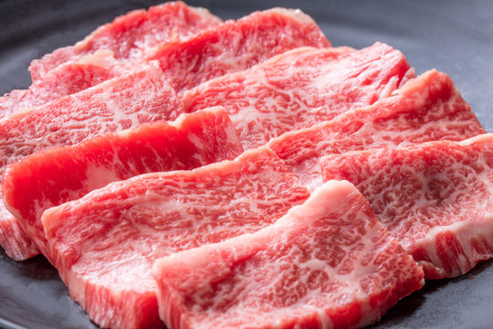 焼肉の牛カルビ霜降り（厚切りカルビ）