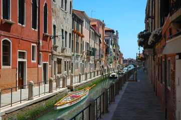 Fototapeta na wymiar Canale veneziano con gondole e barche, Venezia, Veneto, Italia