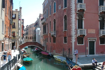 Canale di Venezia e case rosse, Venezia, Italia