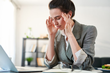 Obraz premium Stressed Businesswoman at Work