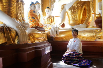 Femme priant &agrave; la pagode Schwedagon de Yangoon