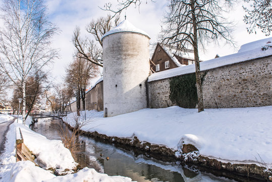 Isny Spiegelung Stadtmauer im Schnee