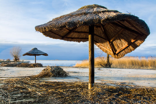 parasolki na plaży, zima