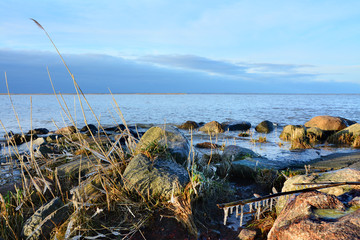 piękny krajobraz, kamienie w wodzie © VinyLove Foto