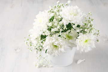 Obraz na płótnie Canvas White flowers bouquet in bucket