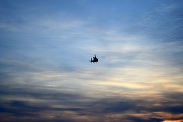 hélicoptère dans le ciel