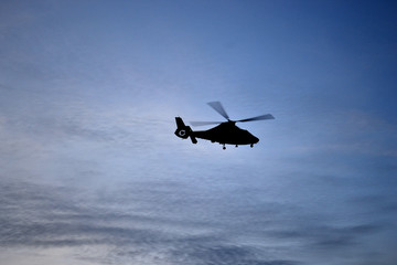 Fototapeta na wymiar hélicoptère dans le ciel