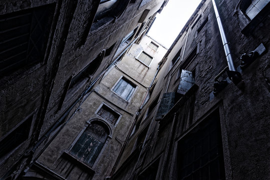 Edifici freddi in controluce a Venezia