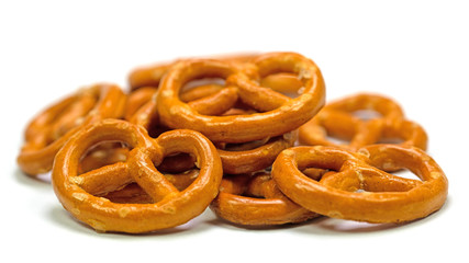 Salzbrezeln, isoliert vor weißem Hintergrund