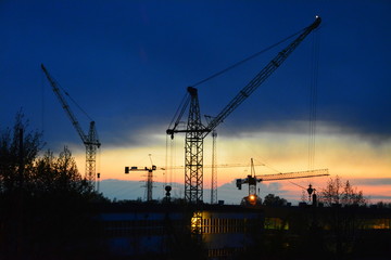 zach&oacute;d słońca, dźwigi