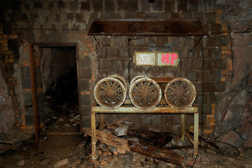 In the Altlayer slate mine, where history is deeply inscribed in the slate, you come across remnants of a once thriving mining industry at every turn. It is almost as if the old 