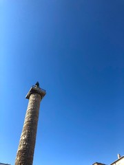 Colonna Traiana e cielo blu, Roma, Italia