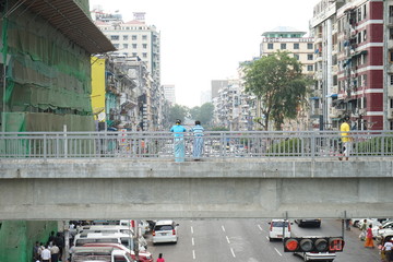 Deux femme regardant le trafic yangoon