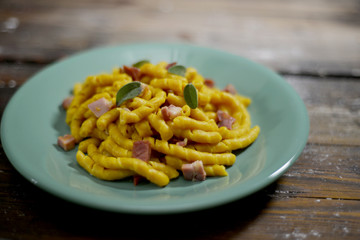 busiate fresche alla curcuma con speck e salvia