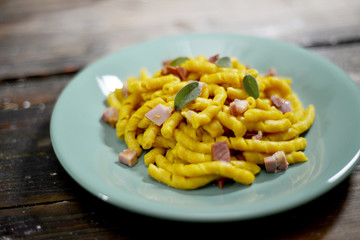 busiate fresche alla curcuma con speck e salvia