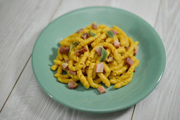 busiate fresche alla curcuma con speck e salvia
