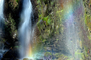 Fototapeta na wymiar 水流の虹、白糸の滝、冬風景、虹、滝の虹