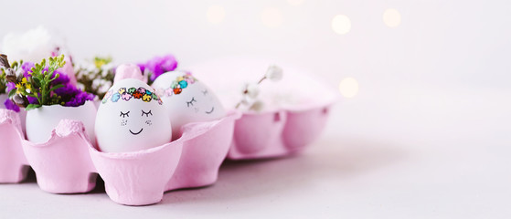 Frohe Ostern - pinker Oster-Banner mit niedlichen Ostereiern, die in einem Eierkarton kuscheln