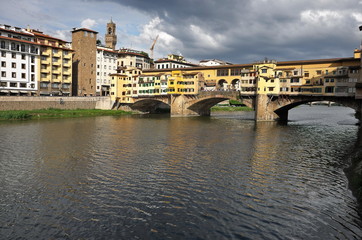 Fototapeta na wymiar Ponte Vecchio on a cloudy days, Florence, Italy