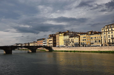 Fototapeta premium The Arno River in Florence on a cloudy day, Italy