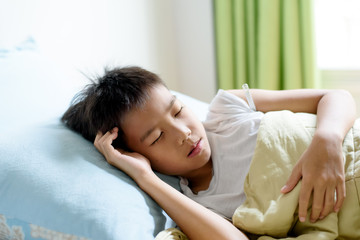 Obraz na płótnie Canvas Young boy sick and sleep on the bed