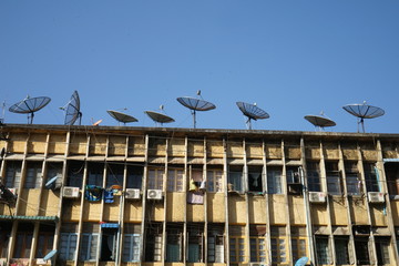 Immeuble d'habitation et antenne parabolique Yangoon