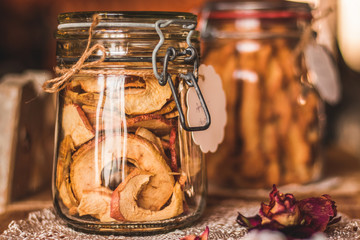 Glas mit getrockneten &Auml;pfeln