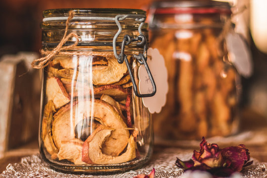 Glas mit getrockneten &Auml;pfeln