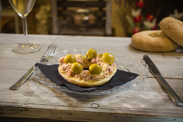 Baggel de atún con aceitunas verdes