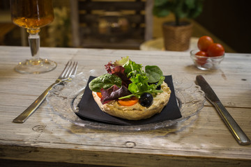 Baggel ligero con lechuga y jamón