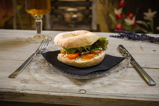 Baggel con lechuga y tomate