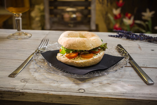 Baggel con lechuga y tomate