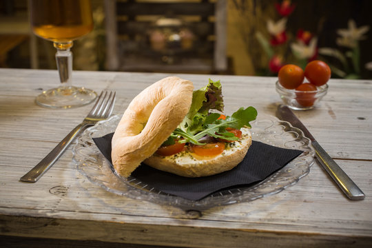 Baggel con lechuga y tomate