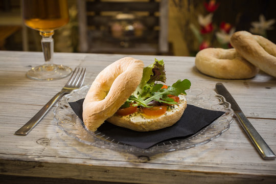 Baggel con lechuga y tomate