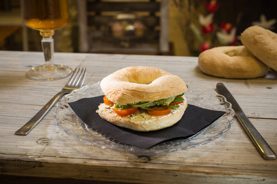 Baggel con lechuga y tomate