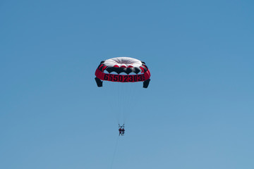 Parasailing - spadochrony holowane nad morzem śródziemnym