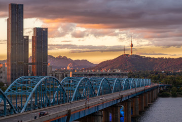 Obraz premium night view of seoul by han river in south korea