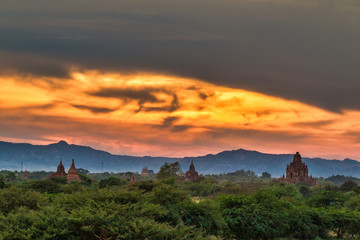 Fototapeta premium Sonnenuntergang über Bagan