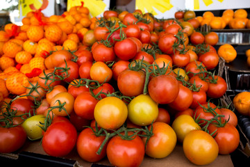 Fresh tomatoes on the farmers' market