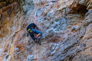 Obraz premium Climbing sports are very popular for tourists on Railay Island, Krabi,Thailand