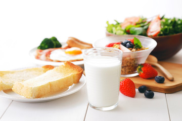 牛乳　朝食イメージ　Milk and breakfast image