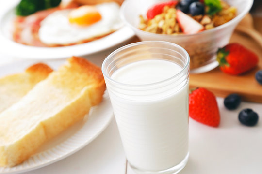 牛乳　朝食イメージ　Milk and breakfast image