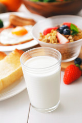 牛乳　朝食イメージ　Milk and breakfast image