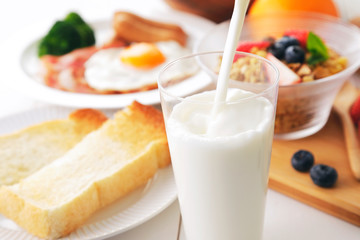 牛乳　朝食イメージ　Milk and breakfast image