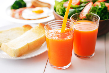 野菜ジュース　朝食イメージ　Carrot juice and breakfast image